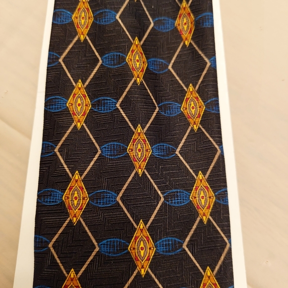 Brand new tie - Picture 2 of 3